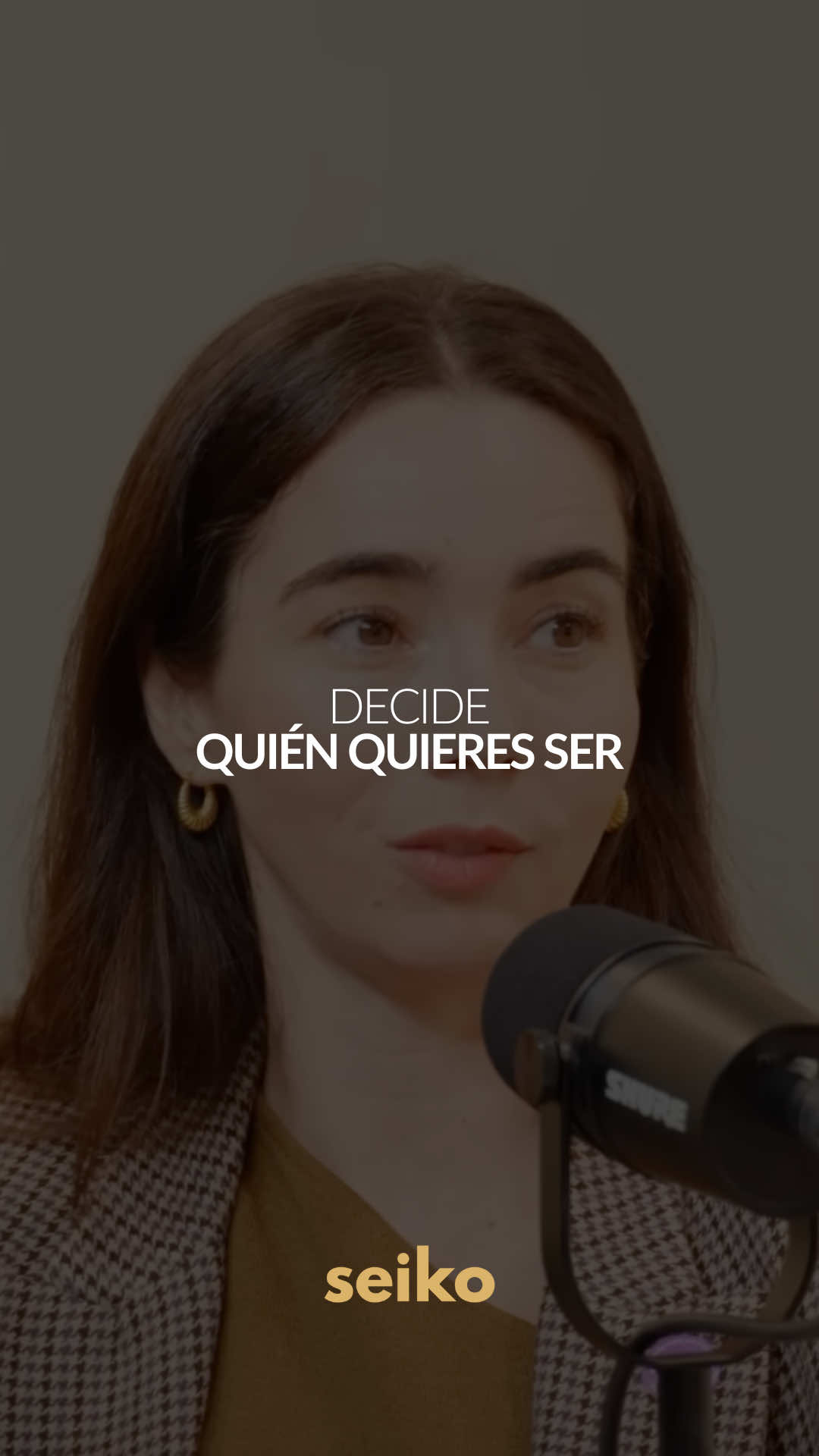 Decide quién quieres ser 🤔✨  📝RESUMEN👇👇 1️⃣🧠 Entrena tu inteligencia emocional.  Aprender a gestionar lo que sientes impacta mucho más en tu éxito que cualquier conocimiento técnico. 2️⃣🪞Asume la responsabilidad de tus reacciones.  Deja de culpar al entorno y reconoce que siempre puedes decidir cómo responder ante lo que te pasa. 3️⃣🔄 Desaprende lo que ya no te sirve.  Lo que fuiste no define lo que puedes llegar a ser. Reprograma tus creencias y crea una nueva forma de actuar. 4️⃣🌗 Transforma tus sombras en fortalezas.  Aquello que hoy ves como un defecto puede ser, bien canalizado, tu mayor virtud. 5️⃣🔓 Elige liberarte del papel de víctima.  Hacerte responsable no es una carga, es la clave para tomar el control de tu vida. Saber esto te da poder real: el poder de cambiar, crecer y vivir con intención. Explicado por 👉 Viviana De Ferrari FUENTE (YT) Canal: Ximena Delgado Título: Inteligencia emocional: El secreto del éxito con Viviana De Ferrari - Mentores Emprendedores #117 ©️ No pretendemos infringir derechos de autor. Envíanos un MD para cambiar/eliminar. Gracias por la comprensión y cooperación. #inteligenciaemocional #responsabilidad #crecimientopersonal #educacionemocional