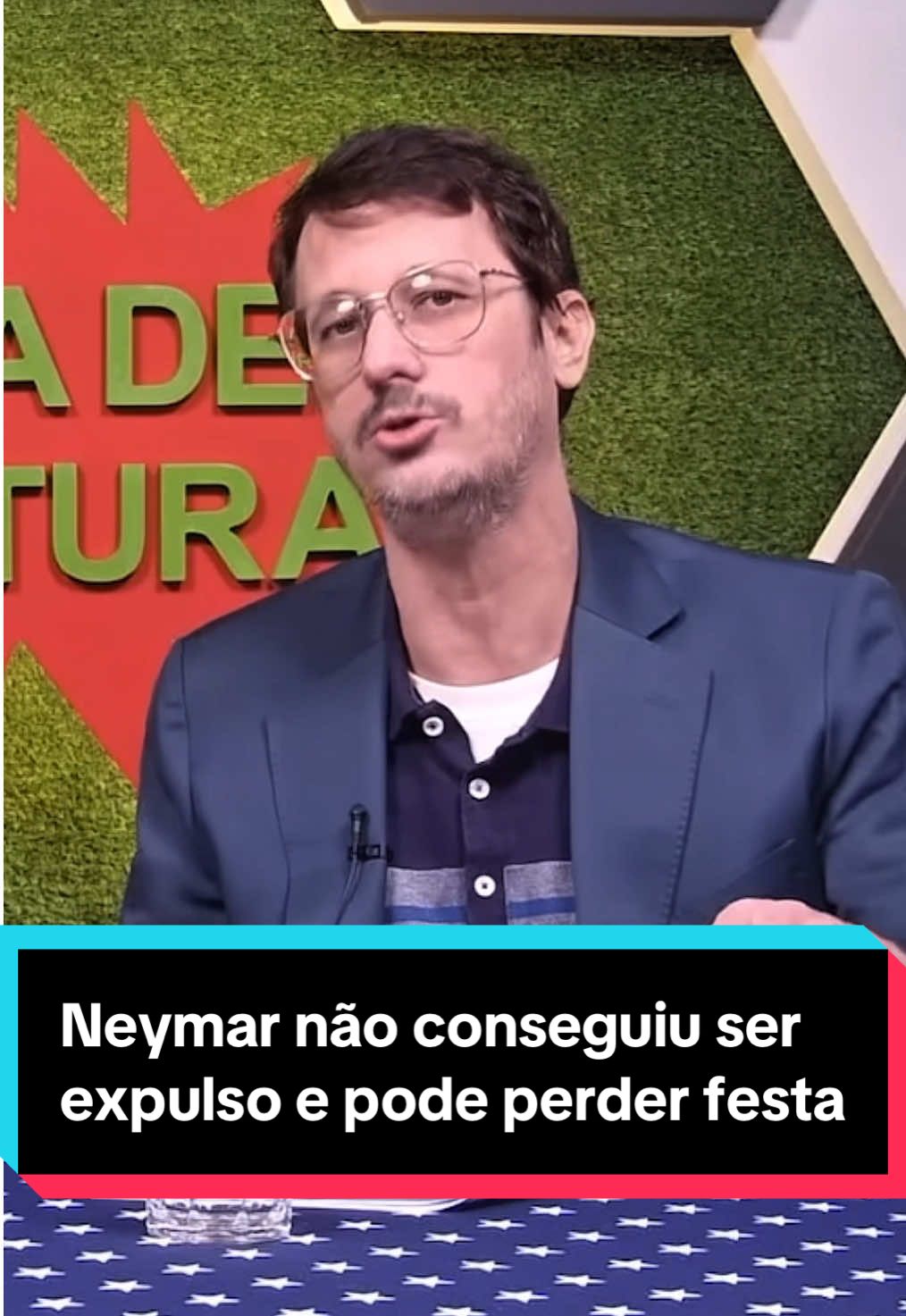 Neymar bem que tentou tomar o segundo amarelo no jogo contra o Fluminense, mas o árbitro não caiu na dele. O atleta estará disponível normalmente para ser escalado na próxima partida do Santos e pode acabar perdendo algum aniversário importante. Que drama!  🎥 Falha de Cobertura @TV Quase @Daniel Furlan @caitomainier  #falhadecobertura #futebol #neymar #neymarjr #santos
