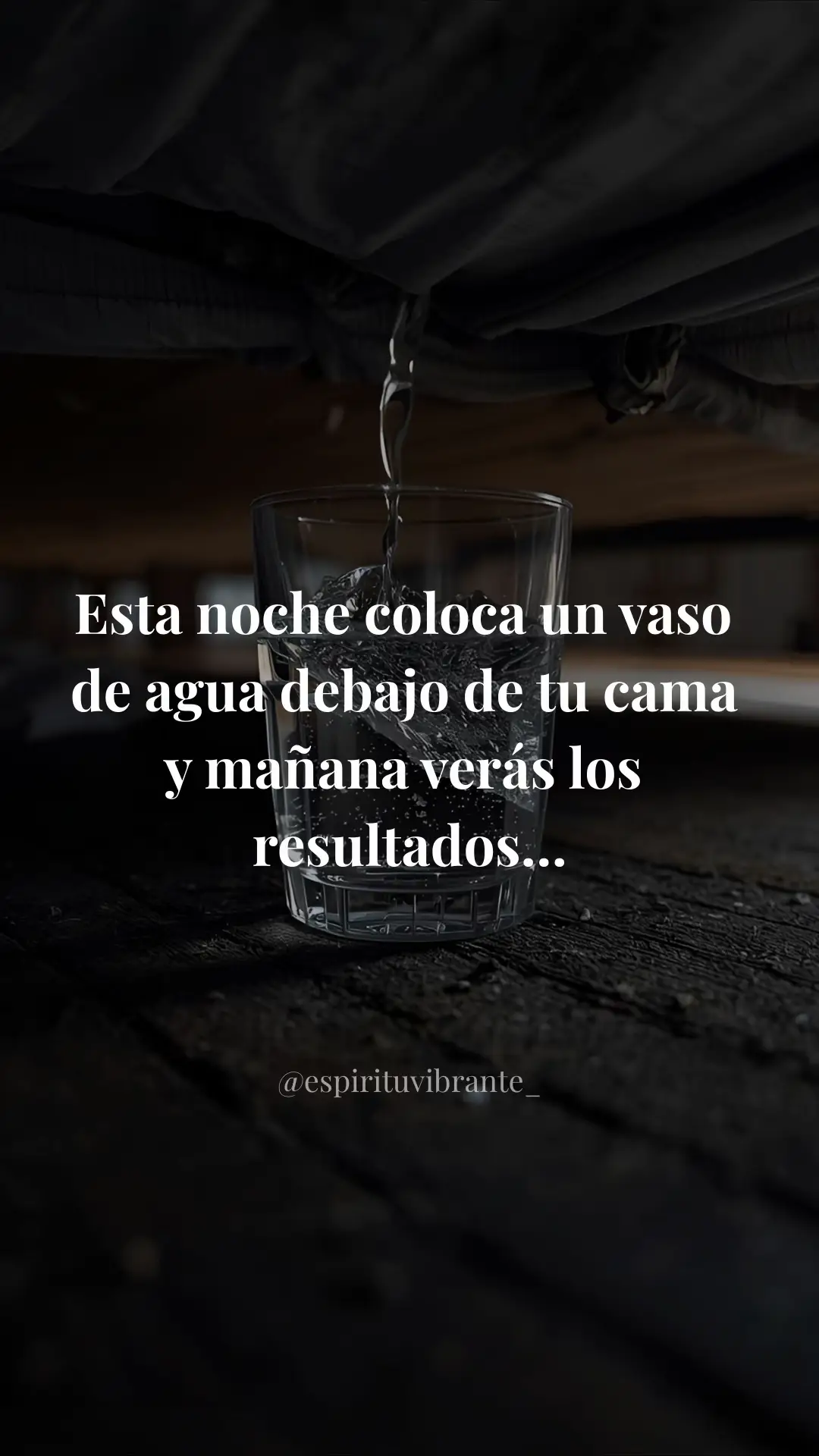 El ritual del vaso de agua debajo de la cama es una práctica sencilla y muy antigua que se utiliza para absorber energías densas, limpiar el campo magnético y favorecer un descanso reparador.  Con amor, mamá noé. 💫🤍 #abundancia #manifestacion #energia #limpieza #agua 