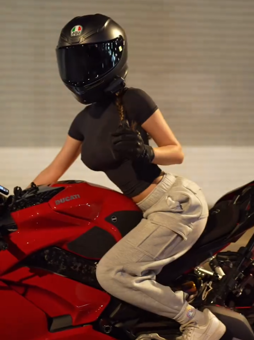 Love riding a Ducati Panigale V4S 🏍🔥💕🫶🔥 ! Follow for more 🏍🫶 ! #motorcycle #bikergirlsoftiktok #bikergirl #ducati #panigale 