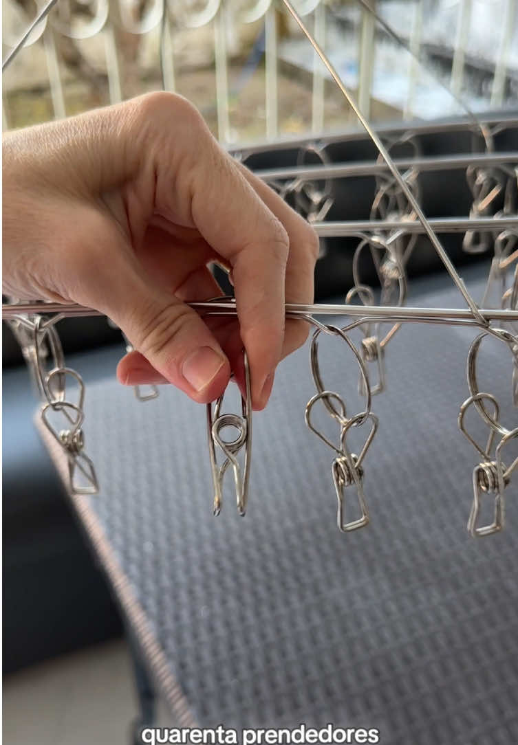 Esse varal de inox é PERFEITO pra quem não tem tanto espaço pra estender roupa íntima, meias e etc...  Eu q sou dona de casa me amarro nessas utilidades de casa 🥰 #utilidades #casa #varal #donadecasa #tiktokshop