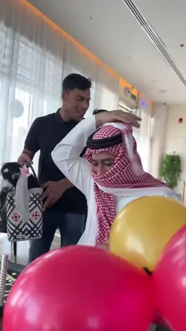 شاب يفاجىء والده بهدية غير متوقعة 😂 #السعودية #هدية #الاب #ابوي #أخبار_السعودية 