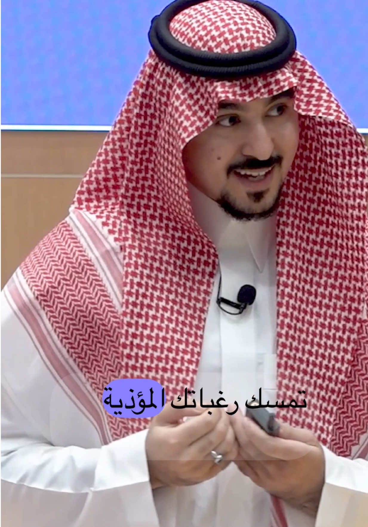 الفرصة متنكرة في هيئة مشقة الفرص لا تأتي دائمًا بوجهها المشرق، بل كثيرًا ما تدخل حياتك متنكرة في صورة تعب، أو تحدٍ يختبر صبرك، أو موقف يبدو في بدايته عبئًا ثقيلًا. لكن خلف هذا القناع تختبئ الهدايا الكبرى، التي لا تُمنح إلا لمن يثبت أنه يستحقها. السر أن تدرك أن كل تحدٍ يواجهك ليس لعنتك، بل هو امتحان لقدرتك على الصعود. التعب ليس علامة على أنك ضللت الطريق، بل دليل أنك تقترب من القمة. وما من إنجاز عظيم إلا وكان ثمنه ساعات من الإرهاق، وقرارات صعبة، وصراع داخلي مع نفسك القديمة. إن كنت فعلًا تستحق الفرصة، فأظهر استحقاقك بالفعل. ابذل جهدك كله، لا بعضه. قاوم رغبتك في الاستسلام، لأن ما يُفتح لك عند النهاية لا يُعطى إلا للأقوياء بالثبات. حين تفعل ذلك، ستكتشف أن المشقة التي ظننتها عقبة، لم تكن سوى جسر يوصلك إلى باب كان مخفيًا عن العيون. الفرصة ليست ما يُهدى لك بلا مقابل، بل ما تكشفه في قلب التعب حين تجرؤ على الاستمرار.
