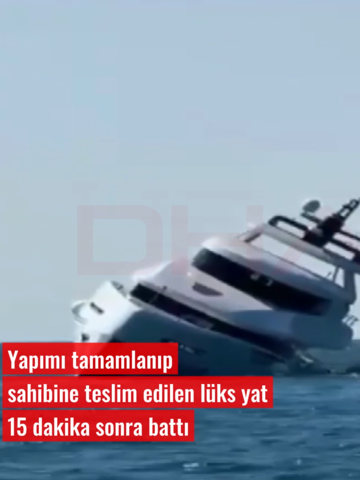 Yapımı tamamlanıp sahibine teslim edilen lüks yat, 15 dakika sonra battı Zonguldak'ın Ereğli ilçesinde bir tersanede inşa edilen lüks yat, sahibine teslim edilip, denize indirildikten 15 dakika sonra battı. Yatın battığı anlar cep telefonu kamerasıyla kaydedilirken, yatta bulunan sahibi ile 2 mürettebat ve kaptan yüzerek kıyıya çıktı. Sinan KABATEPE / EREĞLİ (Zonguldak), (DHA) #Dha #Haber #Zonguldak #Ereğli #Yat #Deniz #Batma