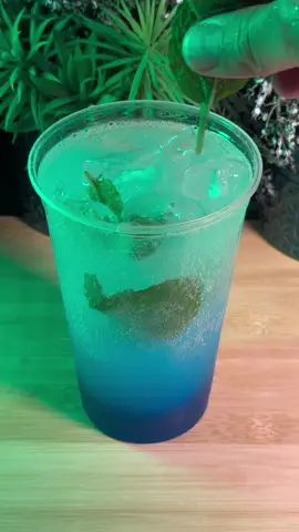 Copão Lagoinha  Ingredientes: - Gelo  - Folhas de hortelã  - 15ml Limão - 60ml de licor curaçau blue - 30ml Xarope curaçau blue - 1 lata de energético  ✨ Me siga pra mais receitas! ✨🤌🏻 #drinks #drink #drinklocal #receita #bebidas  