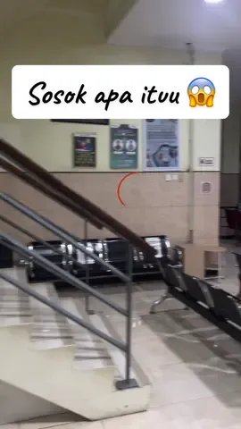 Sosok apa sih itu? 😱 Coba yang indigo komen? #horor #penampakan #rumahsakit #brebes #fyp 