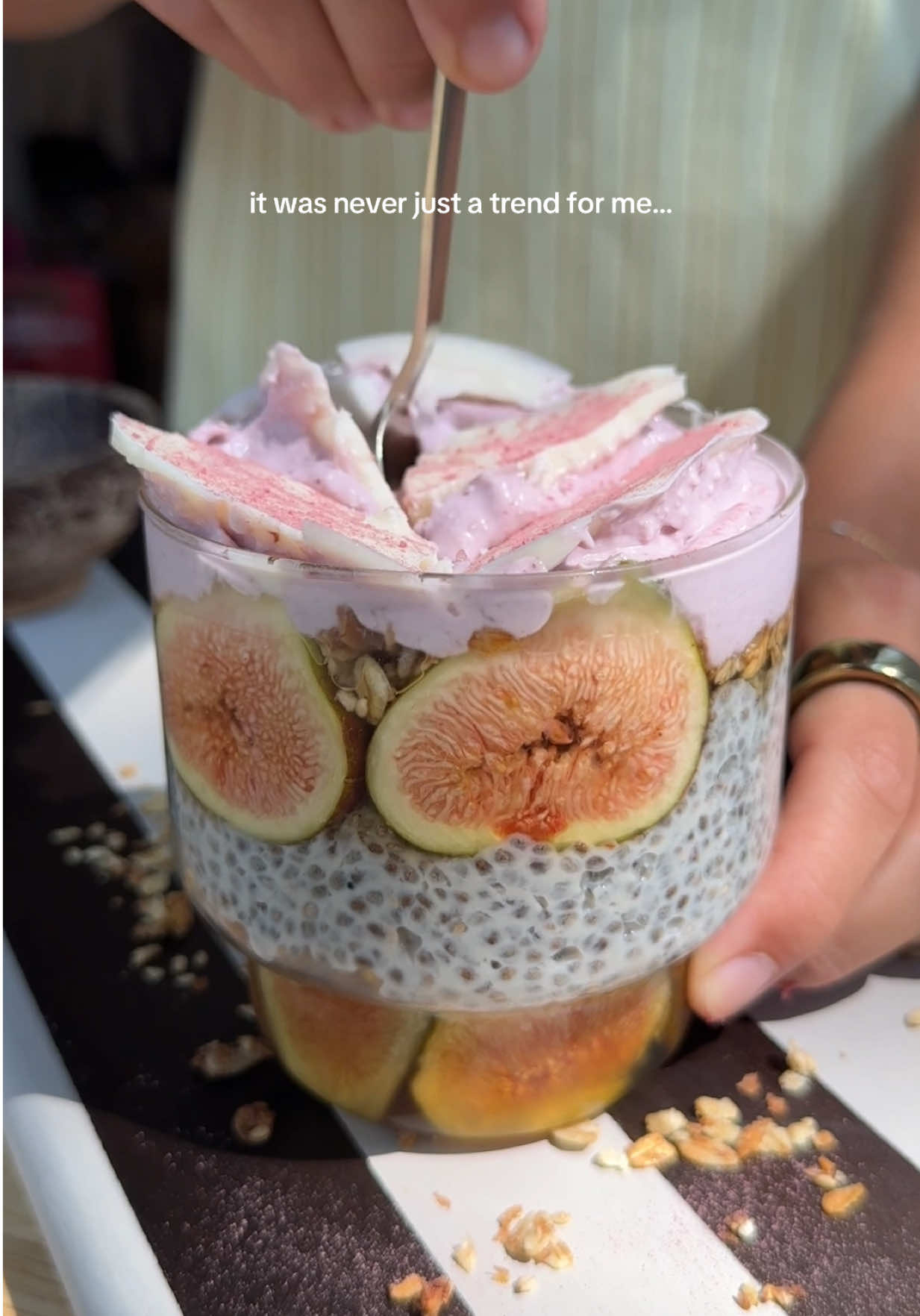 my official farewell to fig season… you will be missed the deats (also a clean out the fridge magic shell morning) • honey • sliced figs • granola • coconut chia pudding • berry yogurt • white chocolate magic shell   to make the magic shell: • melt your white chocolate with a splash of coconut oil, pour over the top of your parfait, freeze for a few minutes or refrigerate for 5 minutes or until the chocolate shell hardens, crack into it & enjoy! #magicshell #figseason #asmr #Recipe #breakfast 