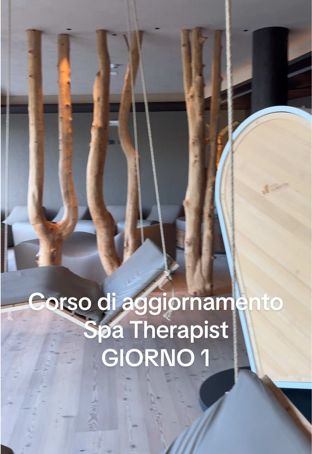I corsi di aggiornamento da Spa Therapist non sono per niente male! Ecco la mia giornata 👉🏻 #professionistadelbenessere #formazionemassaggi #massaggiatriceprofessionale #operatoriodelbenessere #spatherapist 