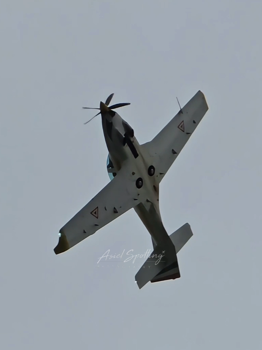 Maniobra pitch out de 6 aviones Grob G-120TP de la Fuerza Aérea Mexicana 🇲🇽 durante los ensayos para el desfile militar del 16 de septiembre. #aviacion #militar #fuerzaaereamexicana #asielspotting 
