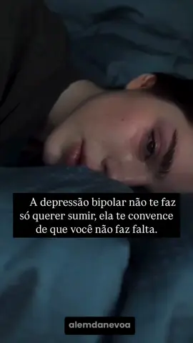 A depressão bipolar 💔 não é apenas o desejo de desaparecer 🌑. Ela cria argumentos 🌀, faz você acreditar que está aprisionado ⛓️, que sua ausência seria um alívio para todos 🌍. E o mais doloroso 😔: você acaba acreditando nisso. #depressaobipolar #depressao #setembroamarelo #amoravida #foryoupage #foryou #fyp 