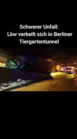 Ein Lastwagen hat sich am Montagabend im Berliner Tiergartentunnel​ verkeilt. Der Tunnel blieb stundenlang blockiert. Der 57-jährige Fahrer wollte laut Polizeiangaben eine Ausfahrt im Tunnel nehmen, blieb jedoch stecken. Eine Alkoholkontrolle ergab 2,4 Promille. Eine Tunnelröhre in Richtung Moabit ist nach dem Unfall​ weiterhin gesperrt. Ein Statiker prüft eine mögliche Freigabe. #lkw #Unfall #tiergartentunnel #Berlin #fyp 