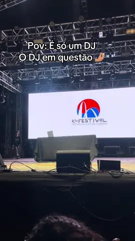 Ele foi um fofo jogando água, ele é todo tímido, um amorzinho Mikefly #younite #kfestival #mikefly @MikeFly 