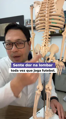 Tanto o encurtamento das panturrilhas quanto a fraqueza dos glúteos podem contribuir para a dor lombar em futebolistas, criando desequilíbrios musculares que afetam a biomecânica da pelve e da coluna. Um desequilíbrio pode levar a uma rotação anterior da pelve, encurtando e tensionando a região lombar, ou sobrecarregar os músculos para compensar, aumentando o risco de lesões e dor.  Como os desequilíbrios musculares afetam a dor lombar Fraqueza dos glúteos: Músculos glúteos fracos não conseguem suportar o quadril e a pelve adequadamente.  Encurtamento da panturrilha: A panturrilha encurtada limita a mobilidade do tornozelo e pode afetar o alinhamento dos membros inferiores, criando uma cadeia de desequilíbrios.  Rotação pélvica: Se os glúteos não estão fortes, a pelve pode inclinar-se para a frente, levando a uma sobrecarga na região lombar.  Tensão na região lombar: A tensão excessiva e o encurtamento dos músculos lombares, decorrentes da rotação pélvica, podem aumentar a pressão nos discos lombares e causar dor.  Compensação muscular: Outros músculos, como os isquiotibiais, podem ser sobrecarregados para compensar a falta de força dos glúteos, o que pode levar a tensões e até rupturas. #futebol #dor #lesao #fisioterapia #alongamentos  
