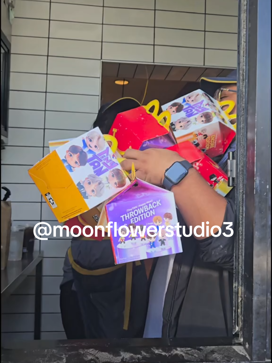 I NEED JIN! 🤣🤞🏼🫶 (the workers were so friendly and the best!💜🙌) p.s. they gave just the toys, no food was wasted #mcdonalds #tinytan #armybts #bts #btsarmy #JIN 