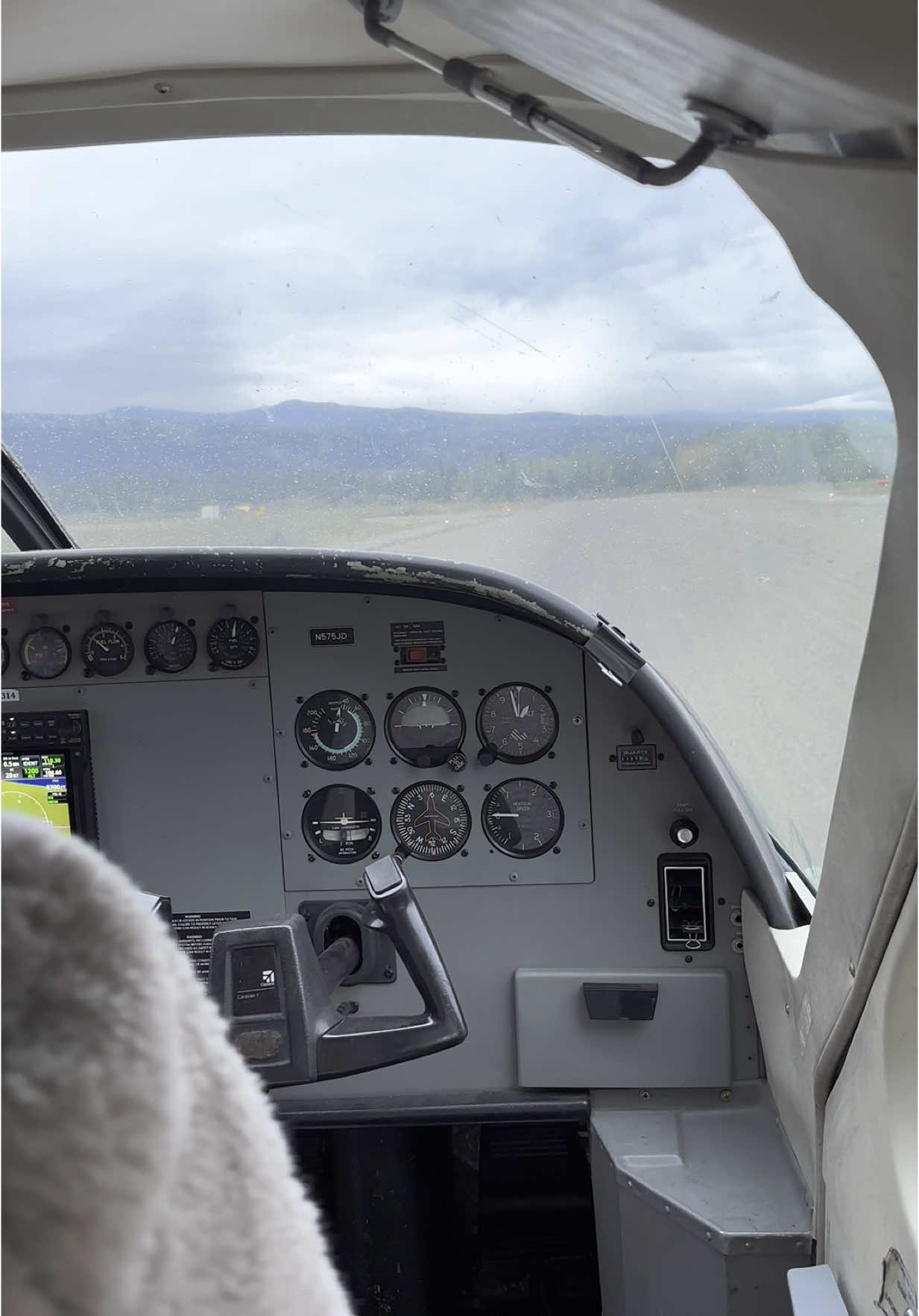 Let’s take a ride on the mail plane! This will be the only one in and out of our town Oct - May! #alaska #alaskalife #alaskatok #alaskan #remote #bushplane #plane #planesoftiktok #cockpit #cockpitview✈️ #alaskabush 