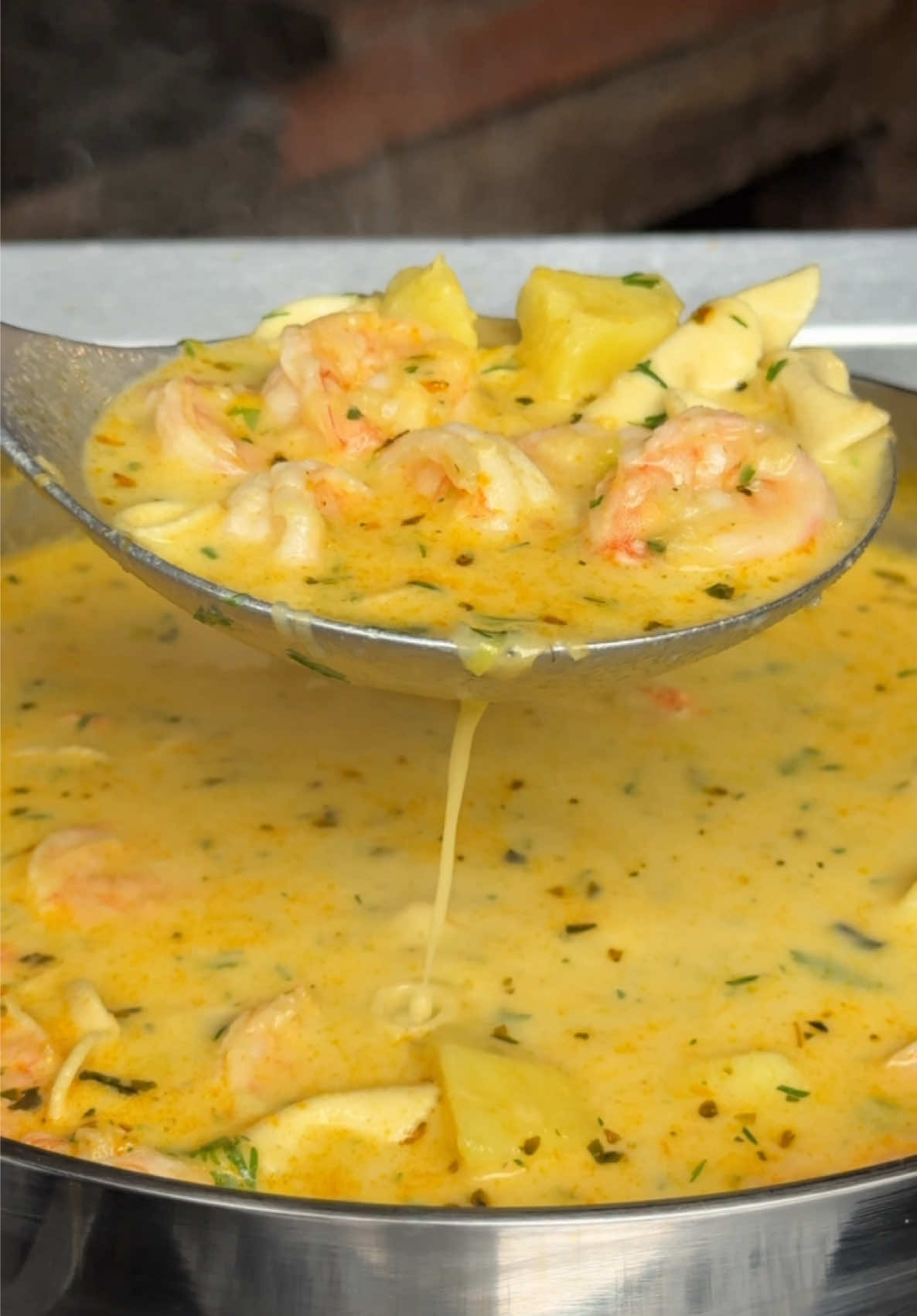 Sopa de camarones 🦐 🍜🇪🇨 Nada abraza mejor que una sopa de camarón ecuatoriana: calientita, llena de sabor y con el alma de la costa en cada cucharada ❤️🦐👨🏽‍🍳 Ingredientes: - Camarones  - Cebolla paiteña  - Cebolla larga  - Pimiento  - Ajo  - Sal  - Pimienta  - Orégano  - Aceite  - Achiote  - Papa  - Leche  - Cilantro  - Fideos  . . #sopa #camaron #comida #ecuador🇪🇨 