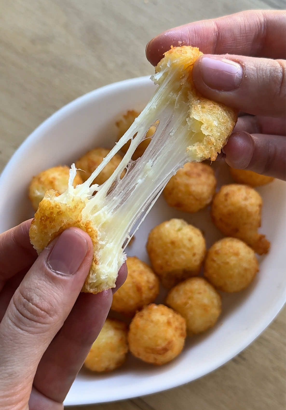 Bolitas de queso con 3 ingredientes🧀 Ingredientes: • 200 g de queso rallado • ⁠1 huevo • ⁠3 cucharadas de almidón de maíz  Paso a paso: 1.	En un bowl mezclá el queso rallado con el huevo y el almidón de maíz. 2.	Amasá hasta integrar. 3. ⁠Tomá pequeñas porciones y formá bolitas. 4. ⁠Freí en aceite bien caliente hasta que estén doradas. 5. ⁠Retirá sobre papel absorbente y ¡a disfrutar! #Receta #Recipe #bolitasdequeso #cheese #recetasfaciles 