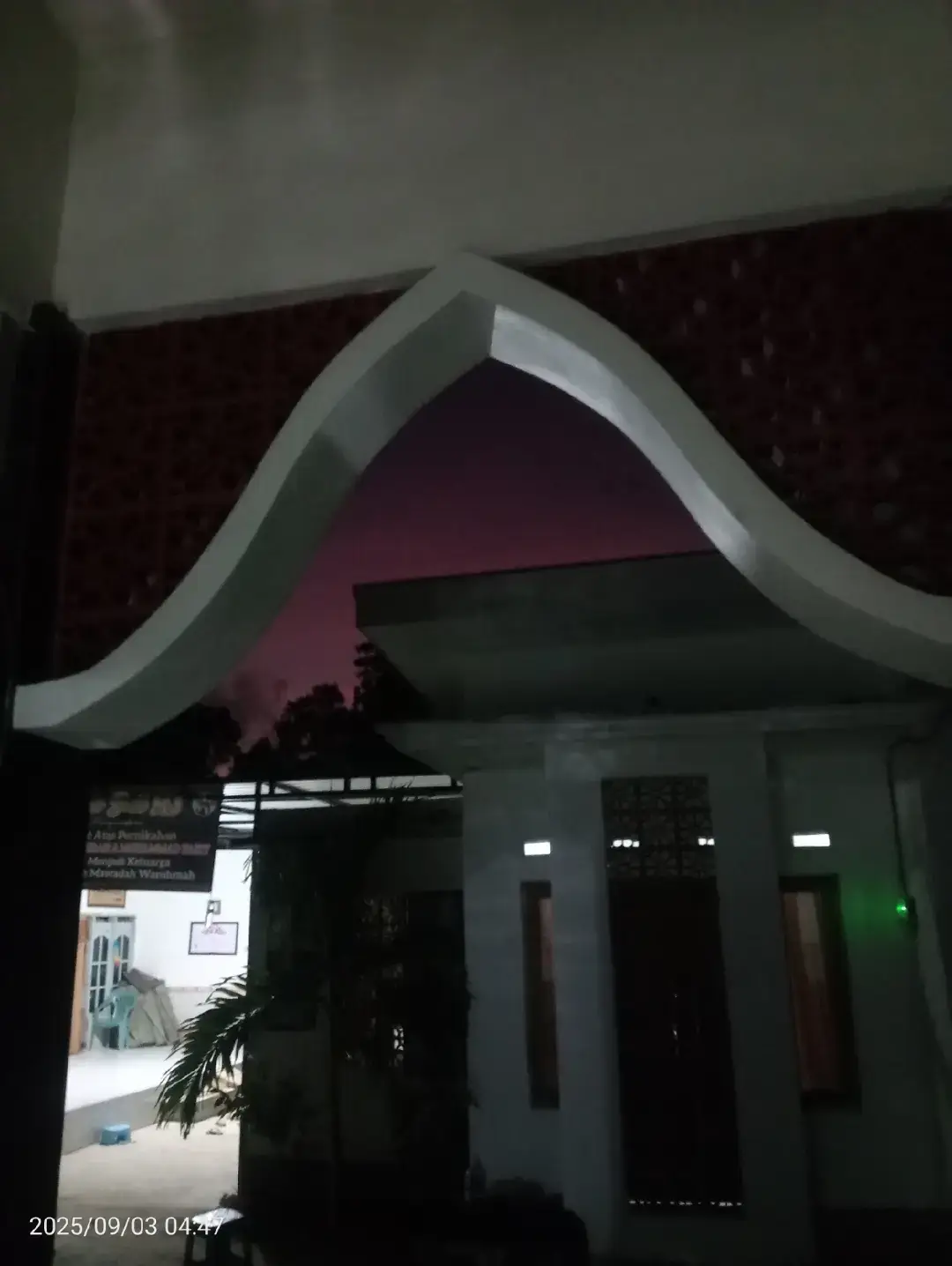 Sederhana itu asyik ... tak berisik dan tak perlu banyak mengusik ... Sederhana itu Indah ... Tak perlu terlihat mewah  dan tak pernah bilang wah pada penampakan megah ...