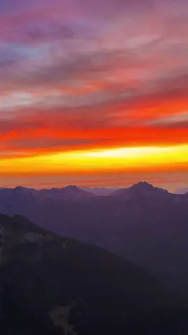 Have never seen something more magical 😱🔥#sunset #mountrainier #firelookout #mountfremontfirelookout #nationalpark 
