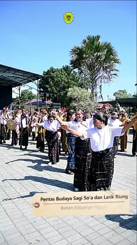 ✨ Pentas Budaya Sagi So’a & Larik Riung 2025 ✨ Wali Kota Kupang, dr. Christian Widodo, hadir memberi apresiasi bagi keluarga besar Ngada yang terus melestarikan warisan lintas generasi. 💬 “Kalau budaya kita hanya dianggap warisan, kita bisa lalai menjaganya. Tetapi bila kita menyadari bahwa budaya ini adalah titipan anak cucu, kita pasti merawatnya sungguh-sungguh.” Dalam momentum 80 tahun kemerdekaan RI, Wali Kota mengajak seluruh masyarakat untuk bersatu menghadapi tantangan zaman, membangun persaudaraan, serta menyalakan cahaya Kota Kupang dari komunitas, kelurahan, hingga keluarga. 🌊 “Ikada bukan kapal yang hanya bersandar di dermaga, tapi berlayar menghadapi gelombang, membantu pemerintah membelah lautan persoalan masyarakat.” #KotaKupang #SagiSoaLarikRiung2025 #IKADA #DirgahayuRI80 @dr. Christian Widodo 