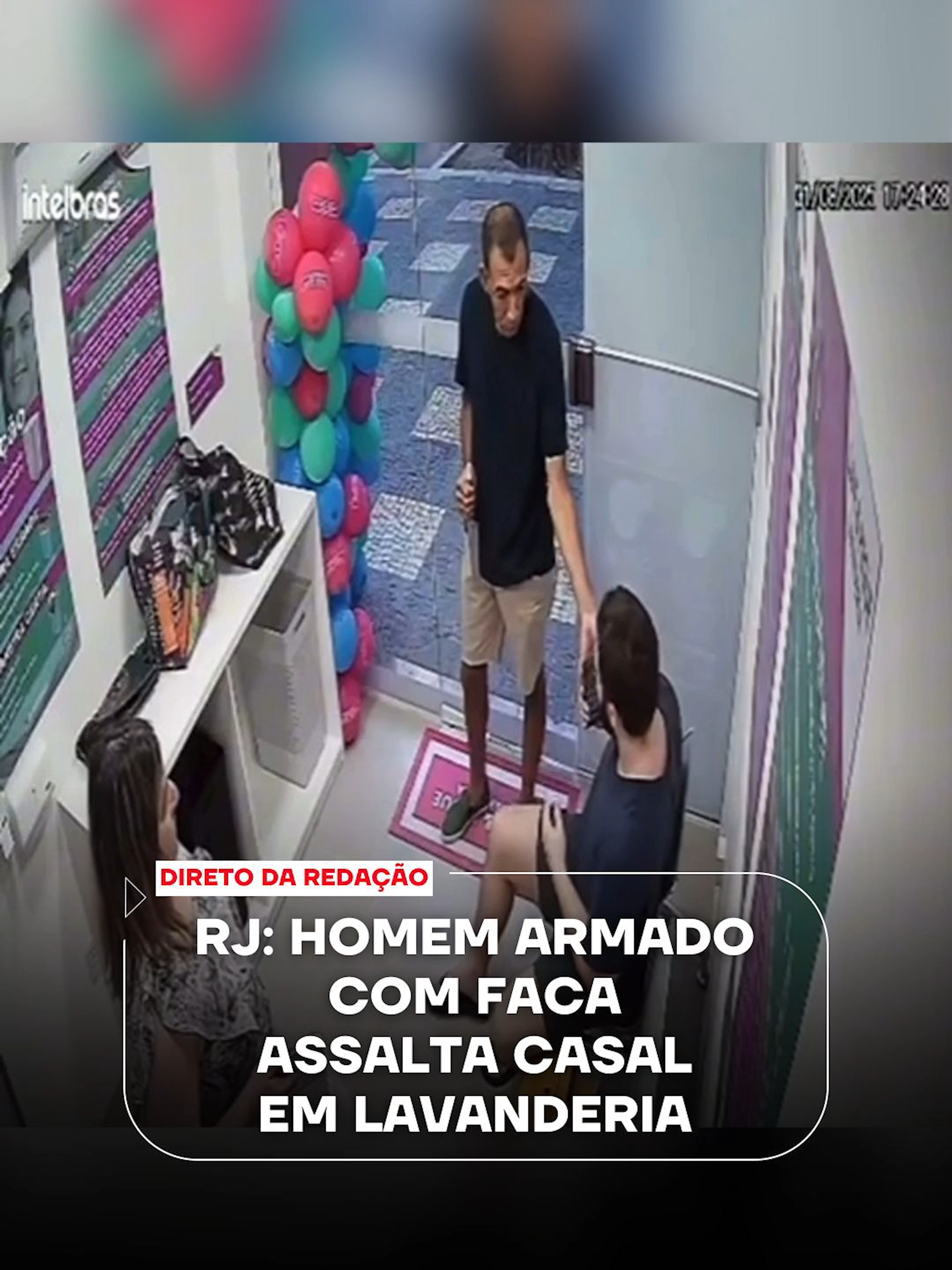Um assalto dentro de uma lavanderia na Tijuca, Zona Norte do Rio, foi registrado por câmeras de segurança nesta segunda-feira (1°).  Nas imagens, um criminoso finge pedir uma informação a um casal, enquanto vigia o movimento da rua. Segundos depois, ele saca uma faca, anuncia o assalto e rouba os celulares das vítimas; a polícia investiga o caso.  Confira mais detalhes no Direto da Redação com Daniel Caniato. 📺 Confira na JP News e Panflix #JovemPanNews #Assalto #DiretodaRedação #Crime #RJ