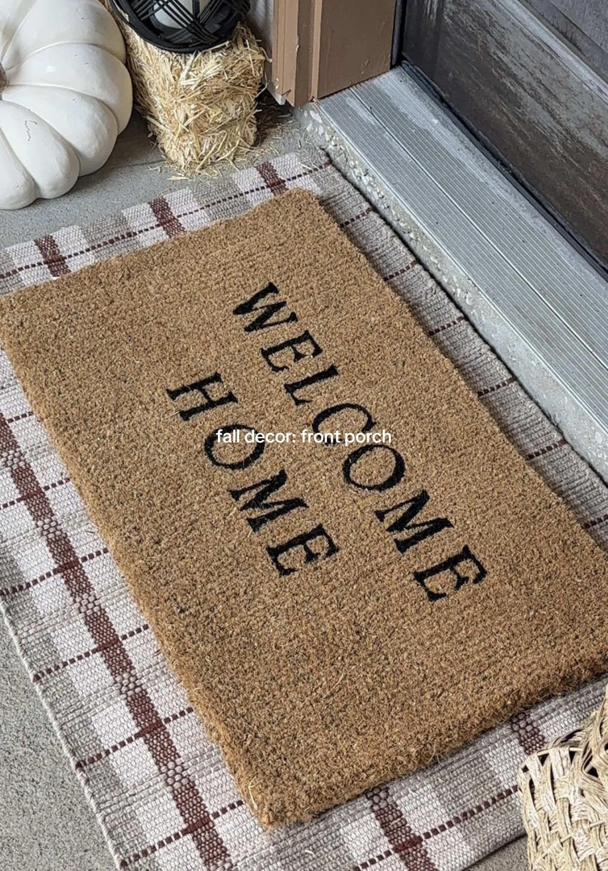 Do y’all prefer to just decorate or clean and then decorate? I feel like I have to clean first haha 🥹 #falldecor #fallaesthetic #frontporchdecor #CleanTok #fyp 