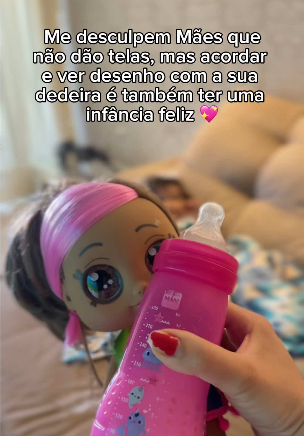 Eu tenho muitas saudades desses momentos… tenho certeza que minha filha tb terá.  Me conta aí … com quantos anos vc deu tela para o seu filho ou filha ? #humortiktok #humor #dica #mae #mamae #familia #tela #bebe #filha #filho #maedemenina #maedemenino #tv #desenho #mamadeira 