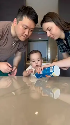 Bayi ini sedang sakit tapi dia menolak minum obatnya dan orang tuanya punya cara 