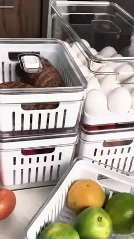 🧊✨ Dica pra sua geladeira nunca mais virar bagunça! Esses potes de acrílico com tampa deixam tudo organizado, visível e super prático 🍓🥦 👉 https://mercadolivre.com/sec/1h1djZT E olha esse porta-ovos com espaço pra 36 unidades 🥚🔥 👉 https://mercadolivre.com/sec/1tWYcYu Organização, praticidade e cozinha de revista em segundos! 🚀 #organização #geladeiraorganizada #cozinha #dicaspraticas #vidadecasada
