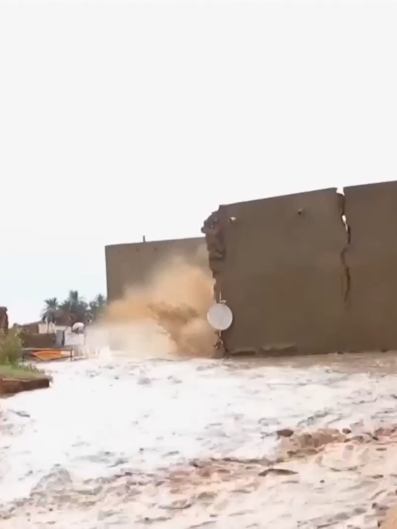 خلال السنوات الأخيرة توالى عدد من الكوارث الطبيعية على السودان ما فاقم الأزمة الإنسانية داخل البلاد التي تعاني من ويلات الحرب المستمرة