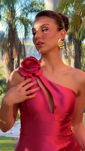 Para as meninas que estão me pedindo Rosa Canela, corre aqui que temos esse modelo incrível no zibeline. #maedenoiva #madrinhasdecasamento #madrinha #plussizefashion #vestidosdefesta 