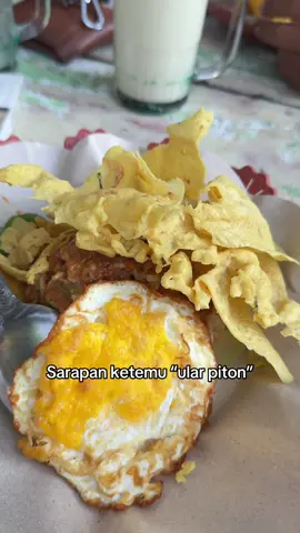 Isuk2 sarapan neng Tamrin ketemu legenda pesepakbola asal Kediri yang mendapatkan julukan, si ular piton. Pecinta sepakbola mesti paham. #kabarpare #sepakbolaindonesia #kediri 