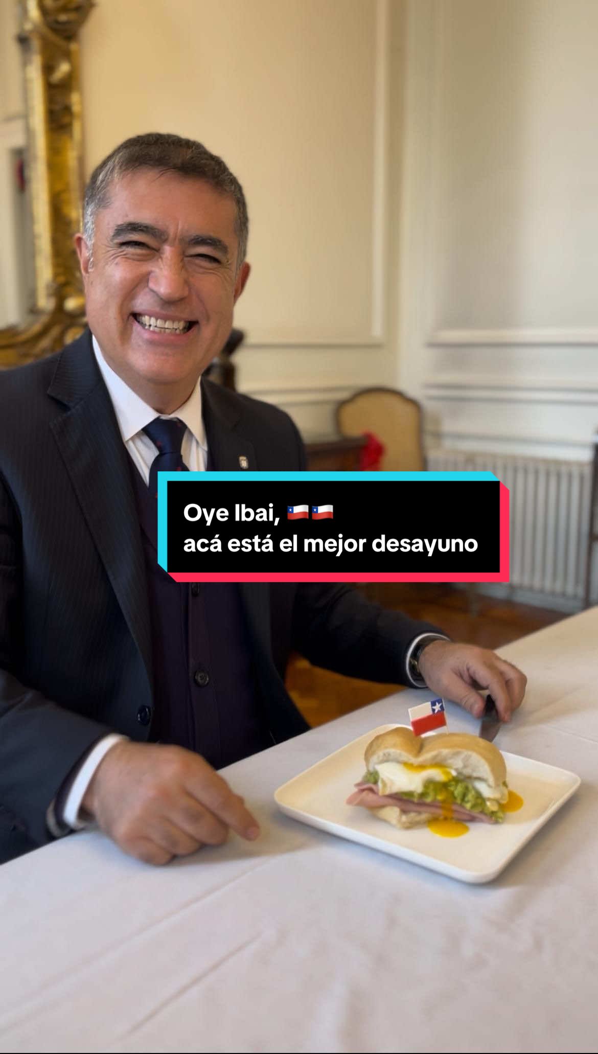 Vi que @ibaillanos está haciendo el Mundial del Desayuno 🥐☕️ y mi colega alcalde de Lima Rafael López  dice que el desayuno peruano es el mejor. Con respeto, esta vez difiero 😉 porque no hay nada como nuestra marraqueta con palta 🥑🥖, en todas sus versiones. ¡Simple, sabrosa y parte de nuestra identidad! 🇨🇱 Invito a todos mis compatriotas a que votemos y dejemos en alto lo nuestro: la marraqueta con palta, el mejor desayuno del mundo 🌍❤️ #ibaillanos #fyp #desayuno #ibai #palta 