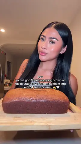 Recipe: 🍌 3 ripe bananas (mashed) 🥚 2 eggs 🥄 1 ½ cups flour 🥄 1 tsp baking soda 🥄 1 tsp baking powder 🥄 1 tsp cinnamon 🤍 Splash of vanilla extract 🍬 1 cup brown sugar 🧈 1 cup unsalted butter (melted) 🍫 Chocolate chips (because why not?) Mix it all up, pour into a loaf pan, and bake at 350°F for 45–50 minutes until golden + perfect. Soft, sweet, and chocolatey 🫶🏼 your kitchen will smell like heaven 🤍 #jasminnmeza #cooking #latinastiktok #bakingrecipe #bananabread 