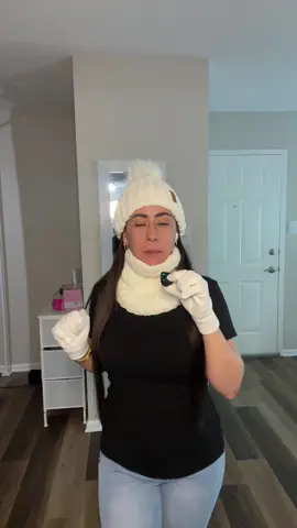 Juego de invierno compuesto por gorro, bufanda y guantes en color blanco, confeccionados con un hilo de excelente calidad que brinda suavidad y calidez. Su diseño elegante y clásico los convierte en el complemento perfecto para protegerte en los días de frío intenso, manteniéndote cómodo y con estilo durante todo el invierno. Ideal para combinar con cualquier look. #JuegoDeInvierno #GorroBufandaGuantes #AccesoriosDeInvierno #RopaDeFrío #ModaInvierno   