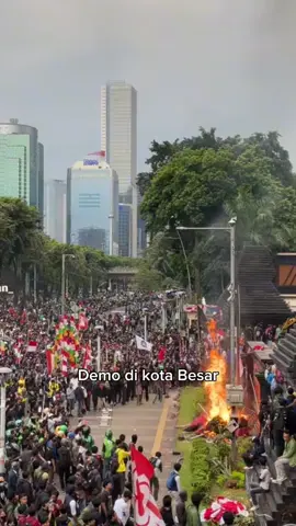Ada sejarahnya tadinya Garut mau Jadi Negara🫠 Di masa kolonial, Garut pernah dipimpin oleh seorang bupati bernama Raden Adipati Aria Suria Kartalegawa. Ia menjabat sejak tahun 1929 hingga 1944 dan dikenal sebagai tokoh modern yang banyak memajukan Garut, bahkan memperkenalkan kota ini sebagai destinasi wisata lewat organisasi Mooi Garut. Namun, ketika Indonesia memproklamasikan kemerdekaan tahun 1945, sikap Kartalegawa justru berbeda dari kebanyakan tokoh Sunda lain. Ia menolak bergabung dengan Republik Indonesia, karena merasa kepentingan kaum elit Sunda tidak diakomodasi oleh pemerintahan baru yang dipimpin Soekarno–Hatta. Dengan dukungan Belanda, Kartalegawa kemudian mendirikan Partai Rakyat Pasundan dan menggagas pembentukan Negara Pasundan. Karena ia berasal dari Garut, ide ini sering dianggap sebagai keinginannya menjadikan Garut sebagai pusat negara baru yang terpisah dari Republik. Akan tetapi, gagasannya menuai penolakan keras, baik dari masyarakat Garut sendiri maupun keluarganya. Bahkan ibunya terang-terangan menentangnya hingga Kartalegawa dijuluki “Soeria-NICA-legawa,” tanda bahwa ia dianggap berpihak pada Belanda. Akhirnya, cita-cita Kartalegawa untuk mendirikan negara sendiri tidak pernah terwujud. Setelah Belanda mengakui kedaulatan Indonesia pada tahun 1949, kiprahnya meredup, dan ia dikenang sebagai tokoh Garut yang kontroversial—seorang bupati yang justru menolak kemerdekaan bangsanya sendiri. #negaragarut #garut #demo #demogarut 