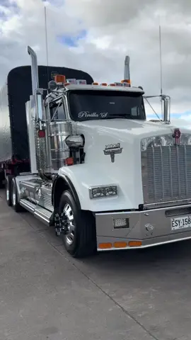 🤍😍🏁 #kenwortht800 #colombia #vallenato #blanquita #solobrillo 