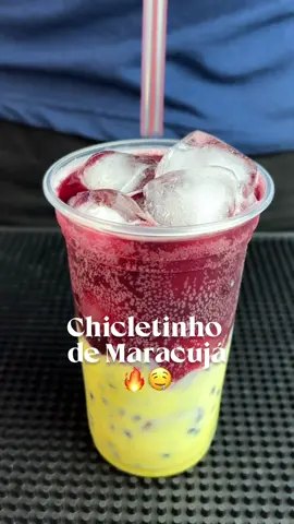 Chicletinho de Maracujá 🤤🔥 Ingredientes: • 1 maracujá • 50ml de leite condensado • ⁠bastante gelo • ⁠chopp de vinho JÁ MANDA PRA QUEM VAI BEBER ESSE COM VOCÊ! #drinksfaceis #choppdevinho #chicletinho 