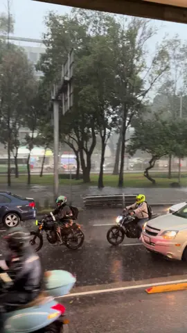 #precaución Vaya manera de llover la tarde de este martes 2 de septiembre zona norte de la Ciudad de México, más de dos horas de intensa lluvia, una tormenta típica y no para el aguacero Av Insurgentes Norte hacia #metro Indios Verdes @💞JN🥰❤️💞👣👩‍❤️‍👩DL🌹😈😎 @SSC_CDMX 