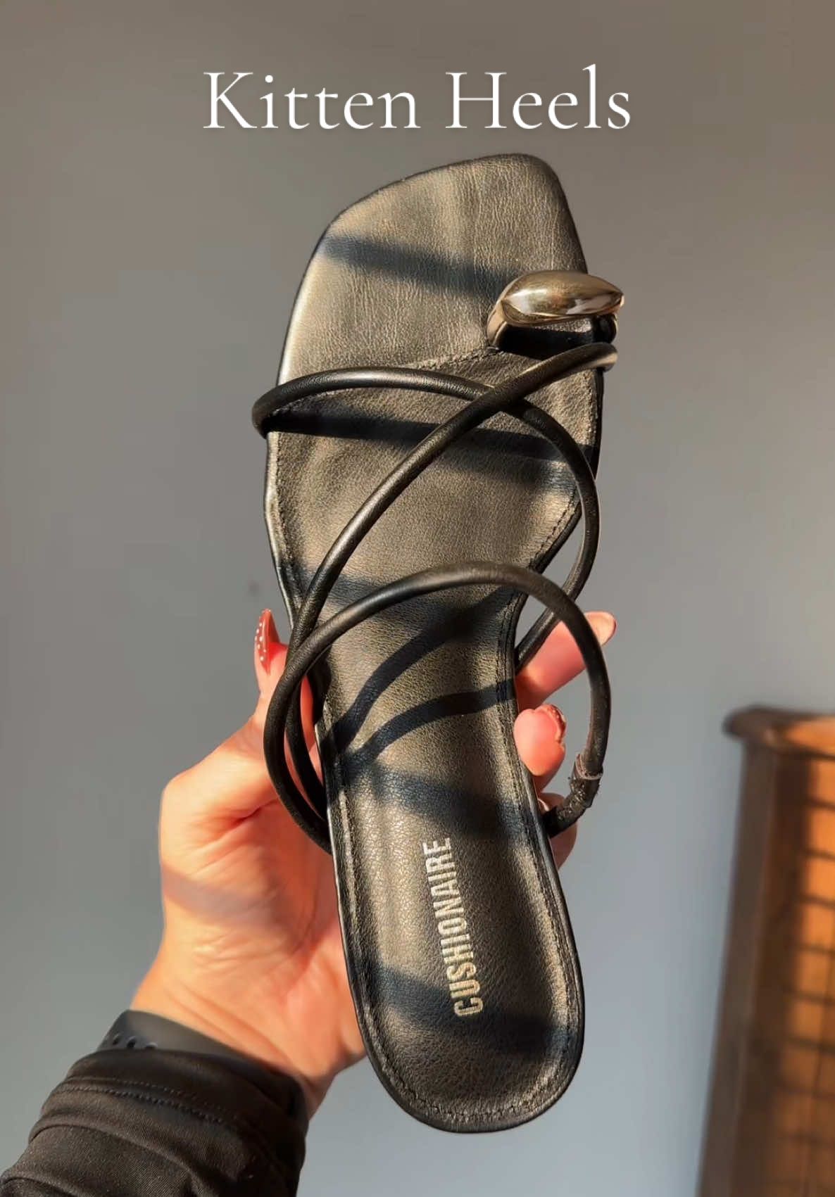 Kitten heels with a pop of gold!! These heels have my all over them! #kittenheels #kittenheel #blackheels #fallheels #comfortableheels #trendy 