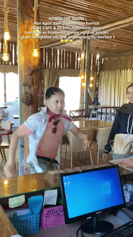 BEHIND THE SCENE Mas Agav saat pembuatan konten di @KENZ CAFE , Kota Batu gess baru kali ini keplonter sampe ngakak sendiri ( guwe menghibur elu gak segampang itu bestiee ) 😂😂😂 #agavstory #ngakak #hiburan #parodi #videolucu 