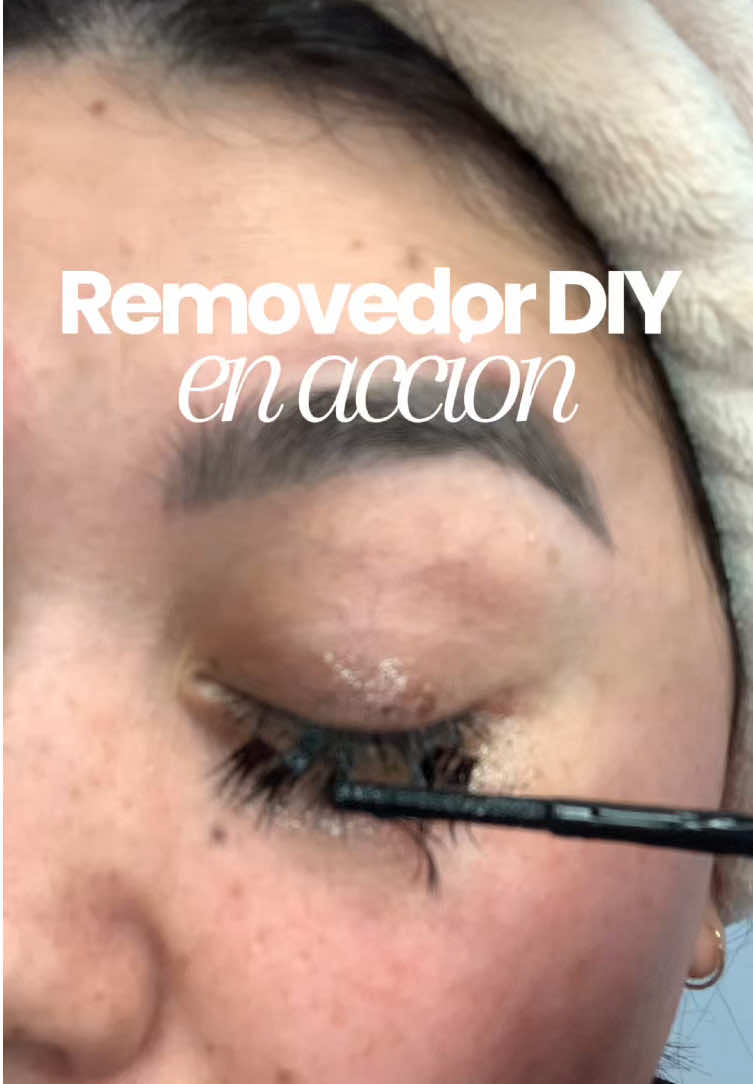 Hoy me tocó removerme las pestañas y usé el removedor DIY que ya viene en el kit 💕✨ Súper fácil, rápido y lo mejor es que no daña tus pestañas naturales 👁️🫶🏻 @IUI Beauty  #diybeauty #removerdepestañas #lashremoval #pestañasnaturales #beautyhacks
