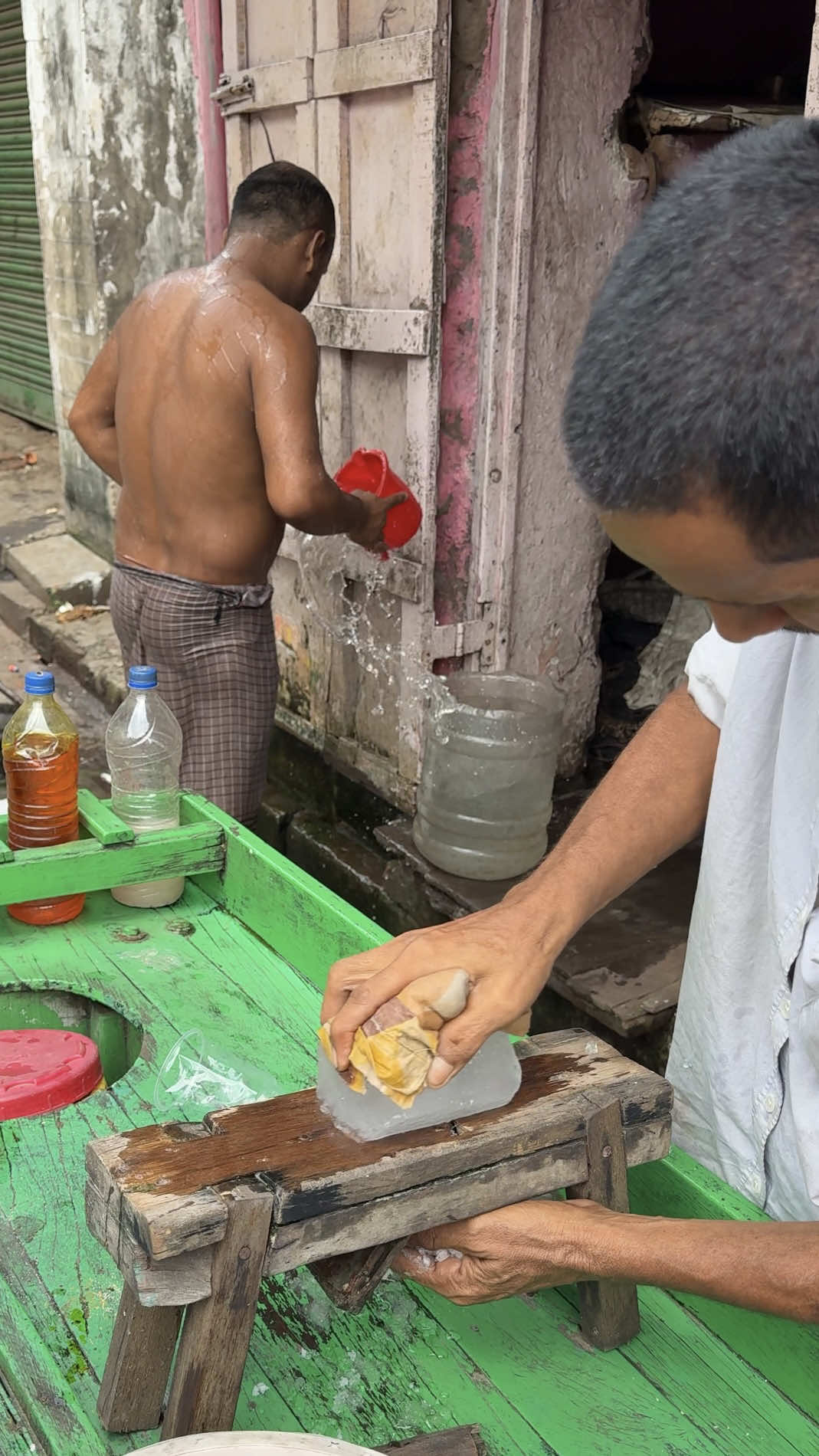Indian Uncle Sells Shaved Ice Cream Stick 🔍 Business name  Shaved Ice Cream Stick  📍Address Kolkata, India  💵 Price  50 Rupee/$ 0.60 USD