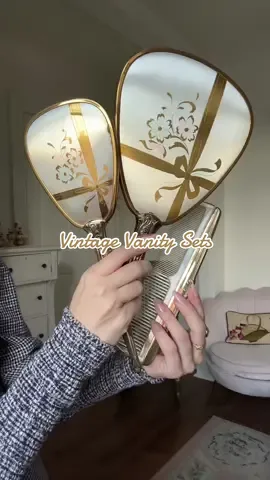 These are my vintage vanity mirrors and hairbrushes. 💝 #vintage #vintagebeauty #vintagedecor #antique #vintagecollection 