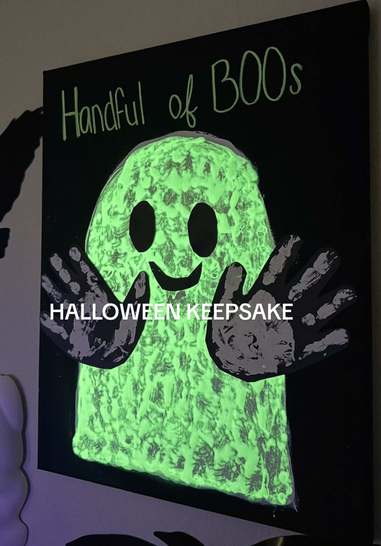 Handful of BOOs 👻🖐️ The sweetest + spookiest keepsake you’ll treasure forever 🖤 Memories & magic in one canvas 🕯️🕸️ #halloweencrafts #toddlercrafts #halloween #spookyseason #easycrafts 