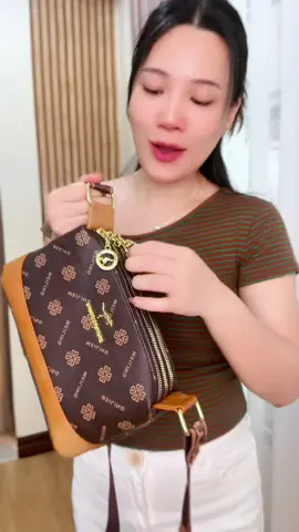 ตอบกลับ @แอ๊ด แอ๊ด เป็นกระเป๋าที่สวยและคุ้มค่ามากเลยค่ะ ขนาดกำลังดี มีหลายช่องซิป ใส่ของได้พอประมาณ สะพายได้ทุกวันเลยค่ะ   #ป้ายยาแฟชั่น #กระเป๋าแฟชั่น #กระเป๋าสะพายข้าง #กระเป๋าหนัง #กระเป๋าหลายช่อง   