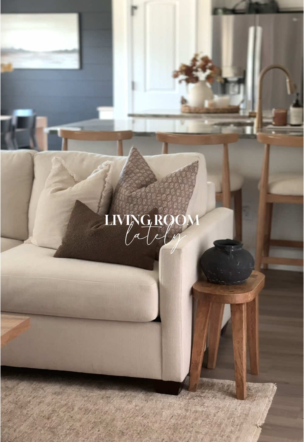 Living room lately 🤎🍂 loving the sprinkle of fall & all of the rich brown tones!  Everything 🔗 in my L T K #livingroomstyling #falldecor #neutralhome #organicmodern 