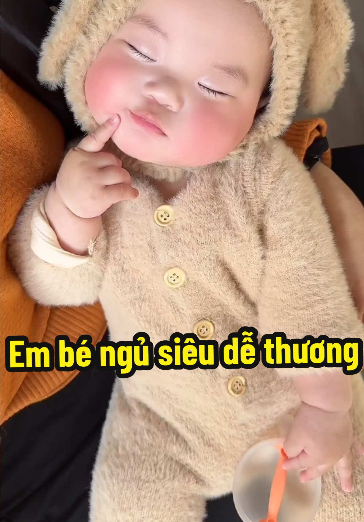 Ngủ thôi mà bà già cũng quay nữa #embe #baby #xuhuong 