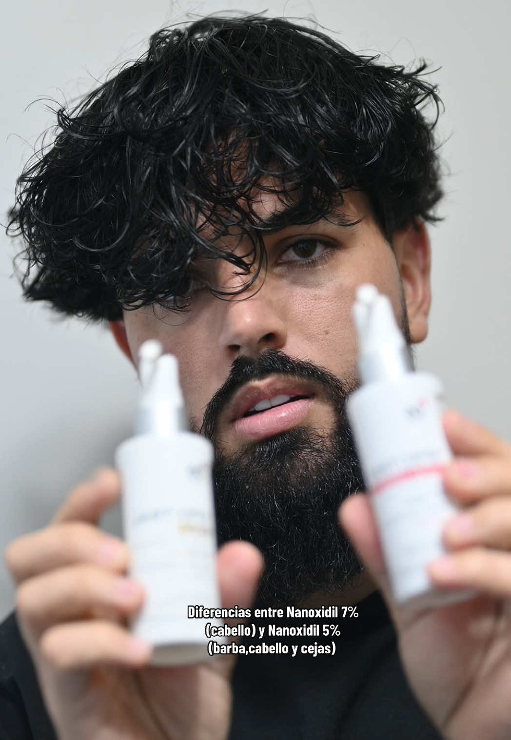 Diferencias entre Nanoxidil 7% (cabello) y Nanoxidil 5% (barba,cabello y cejas)  • ambas opciones estimulan y conseguiremos muy buenos resultados, solamente tengan en cuenta que el 7% es solo para cabello ya que tiene mayor concentración por lo que es más fuerte  • el nanoxidil 7% se vendió rápido y no hay más stock hasta unas semanas , el nanoxidil 5% si está disponible como siempre y para mí es la mejor opción  #nanoxidil #hairgrowth #beardgrowth #serum #hairtips 