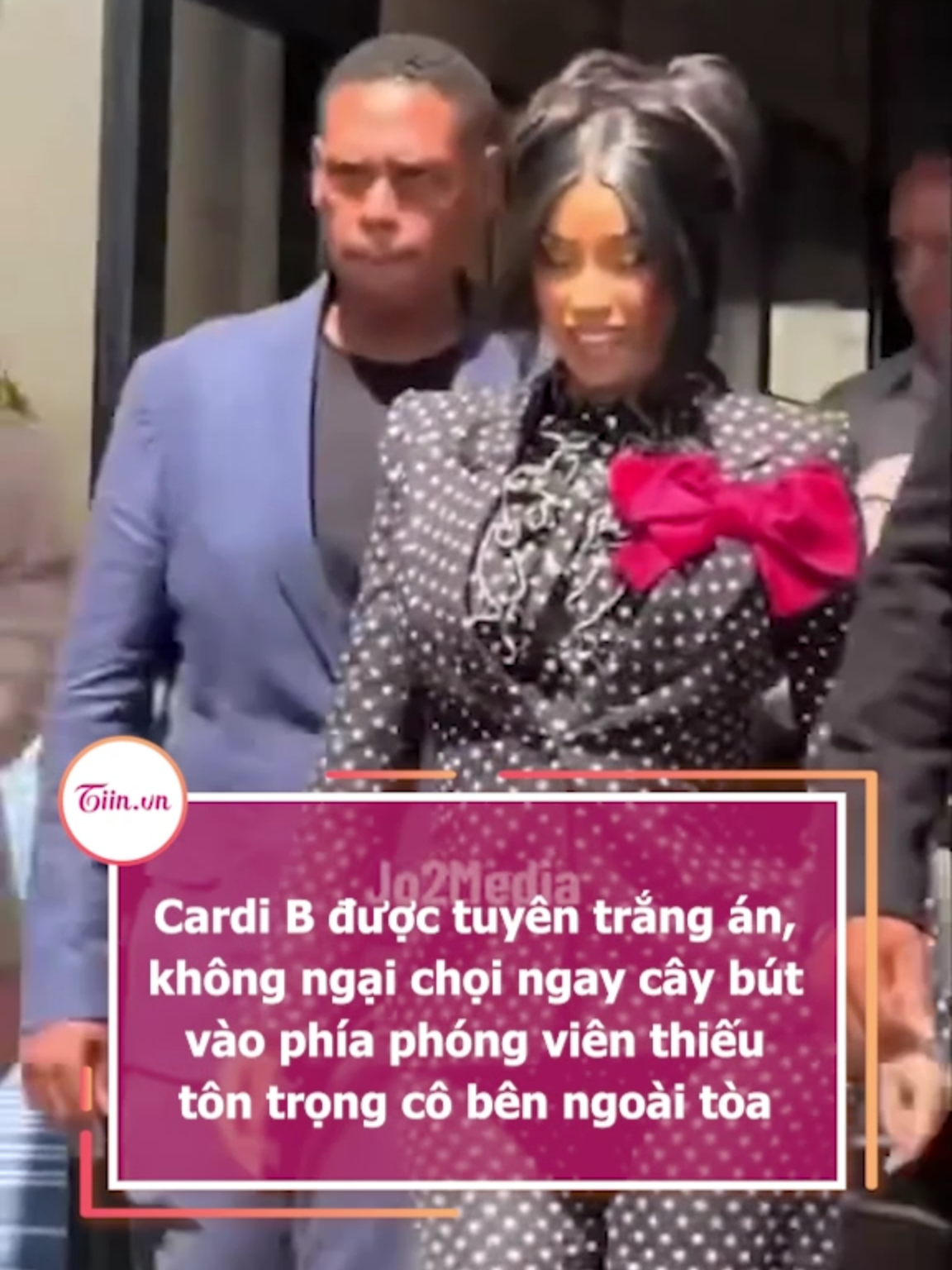Cardi B được tuyên trắng án, không ngại chọi ngay cây bút vào phía phóng viên thiếu tôn trọng cô bên ngoài tòa #tiinnews #cardib
